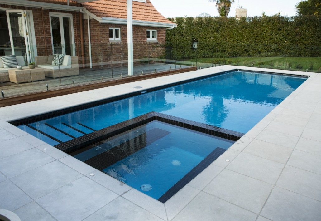 Diseño de jardín con piscina