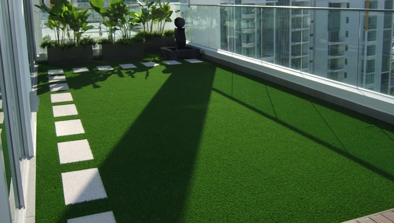 terraza con césped artificial